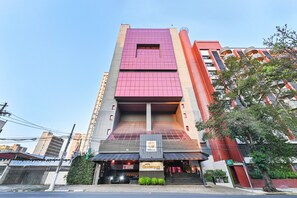 A hotel with a modern design, featuring a prominent entrance, a staircase leading to the lobby, and a clear view of the surrounding urban environment. - Hotel Golden Park Campinas Cambuí By Nacional Inn (Campinas)