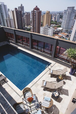 Outdoor pool, sun loungers - Hotel Golden Park Campinas Cambuí By Nacional Inn (Campinas)