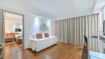 Minibar, caja de seguridad en la habitación y escritorio