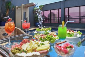 Outdoor pool, pool loungers - Hotel Golden Park Campinas Cambuí By Nacional Inn (Campinas)