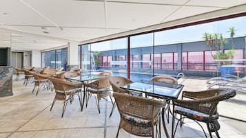 Una piscina al aire libre, sillones reclinables de piscina