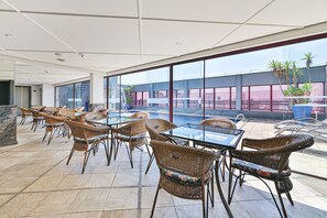 Hồ bơi ngoài trời, ghế dài tắm nắng 