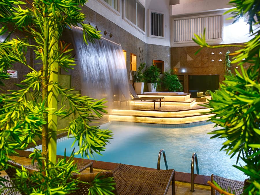 Piscine couverte, chaises longues