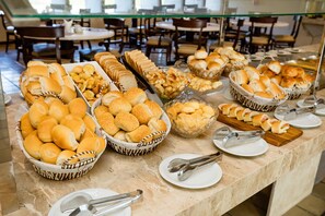 ランチ、ディナーに営業