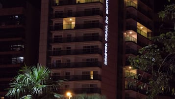 Fassade der Unterkunft – Abend/Nacht