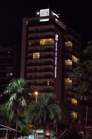 Vista frontal de la propiedad por la tarde o noche