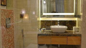 Pengering rambut dan handuk