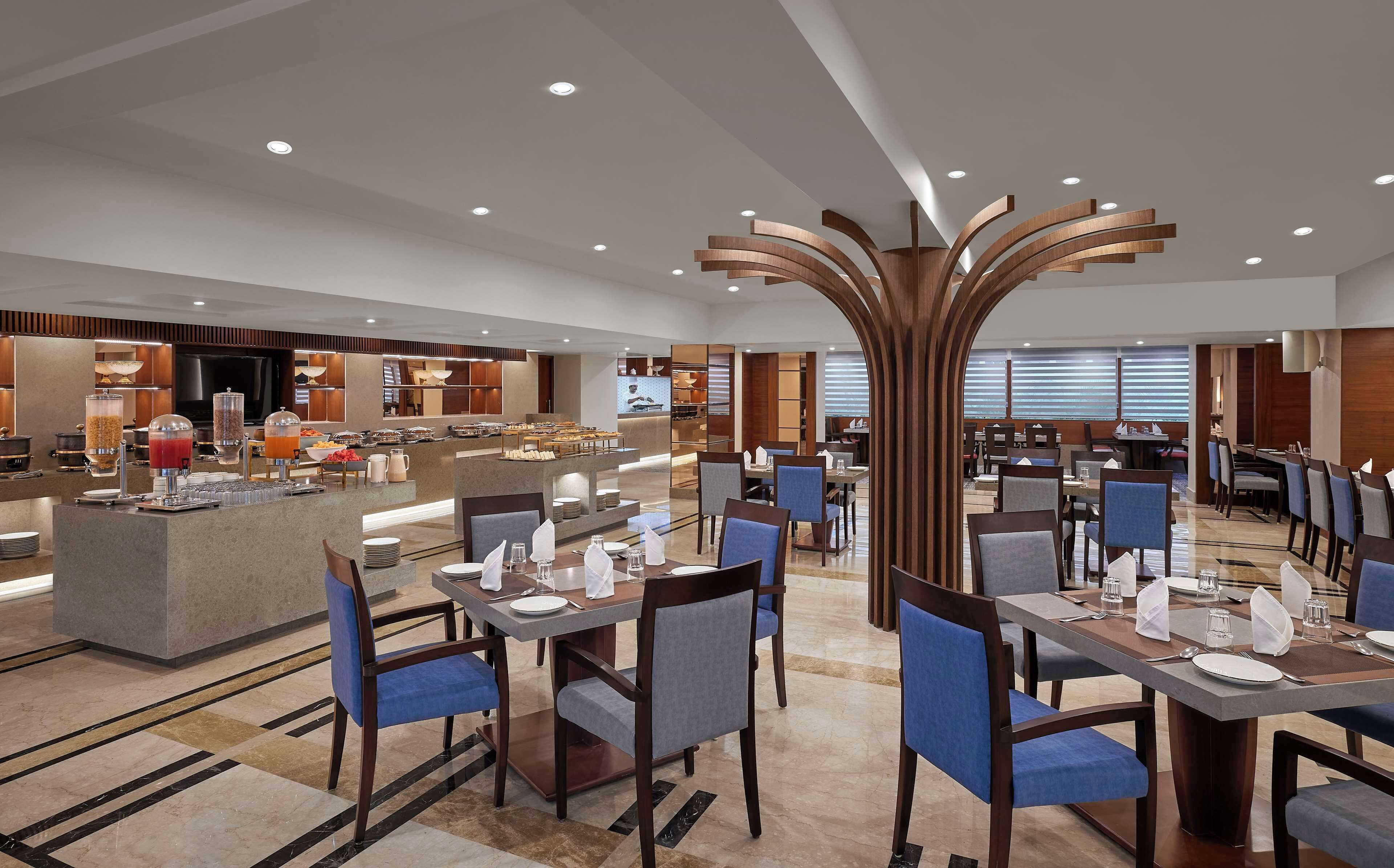 2 restaurantes, se sirve cena, cocina internacional 