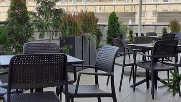 تناول الطعام بالخارج