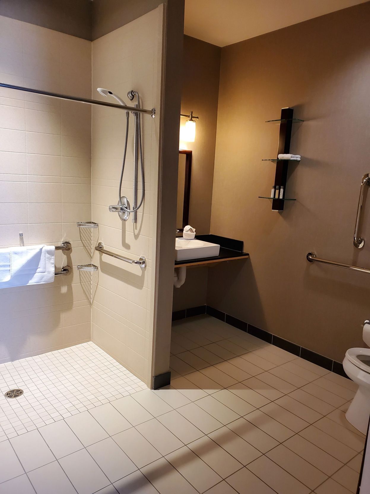 浴室 | 名牌盥洗用品、吹風機、毛巾、肥皂