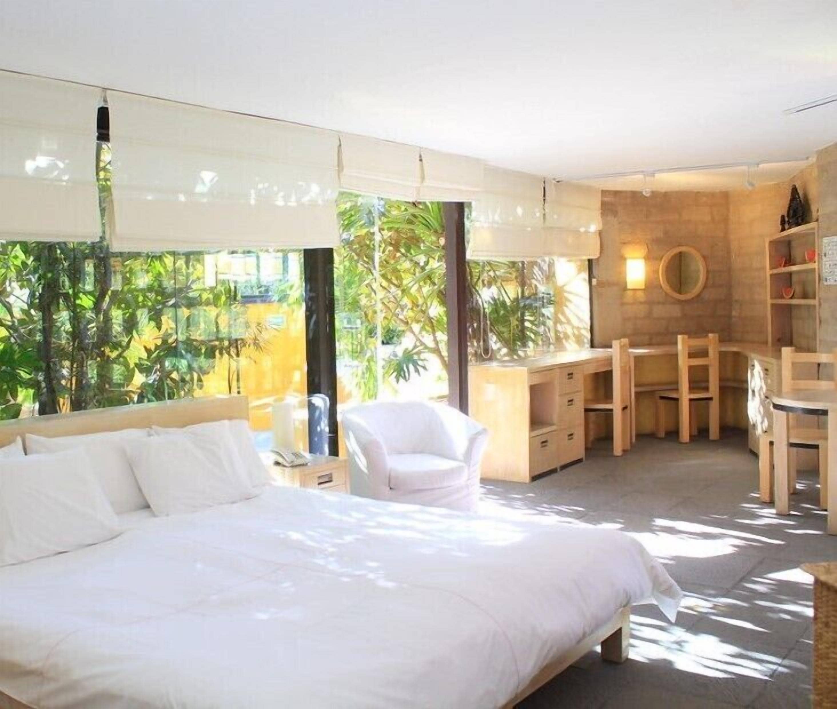 Deluxe Suite | In-room safe, free WiFi, bed sheets