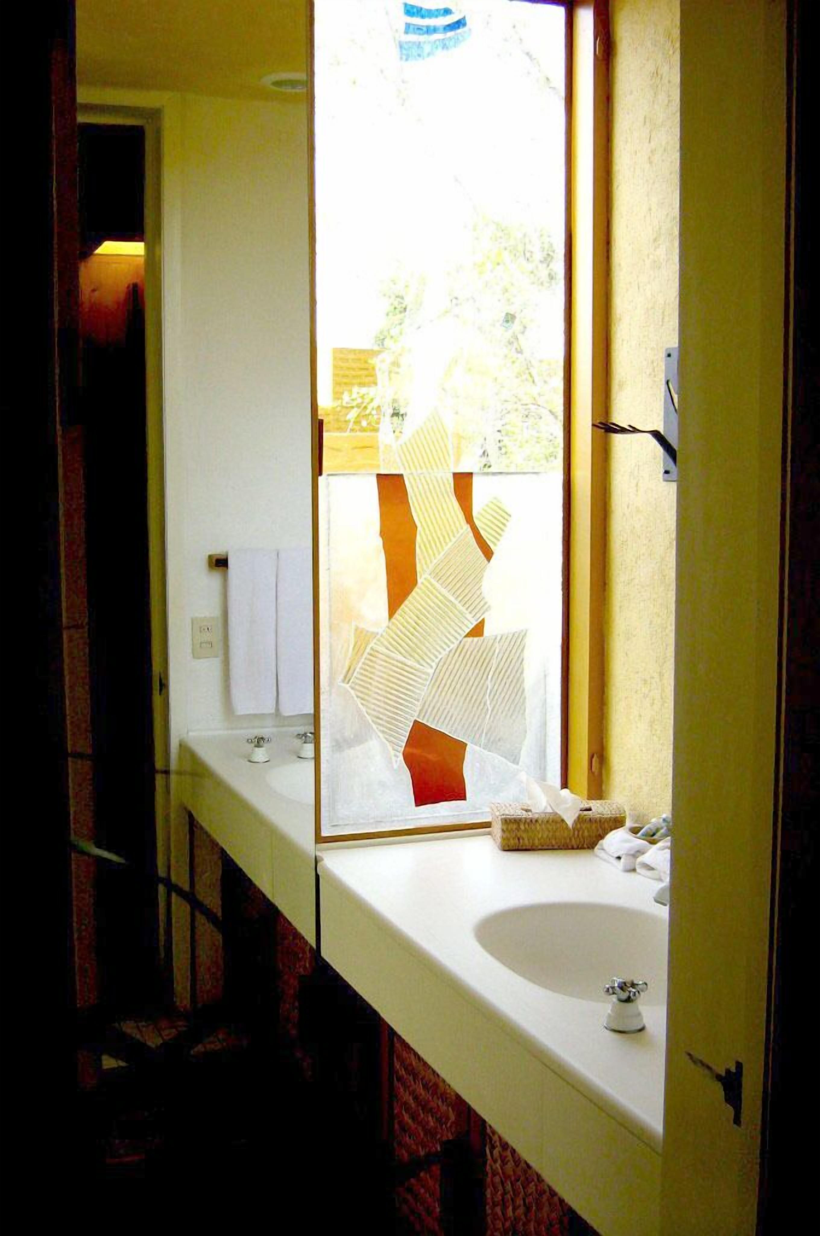 junior suite | bathroom | shower, free toiletries, hair dryer, towels