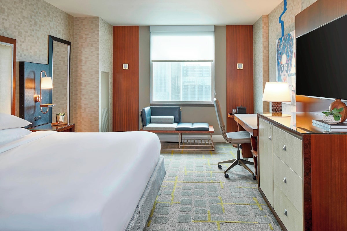 Room, 1 King Bed, Non Smoking | 1 bedroom, premium bedding, pillow-top beds, in-room safe