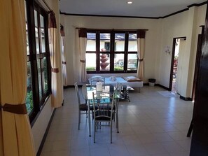 Bungalow – superior | Oppholdsområde | LED-TV