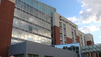 Un edificio moderno con fachada de vidrio y un cartel que dice "HYATT PLACE".
