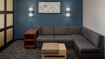 Biancheria da letto di alta qualità, una scrivania, postazione laptop