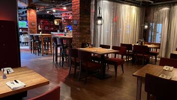 Se ofrece un desayuno bufé (10.00 GBP por persona)