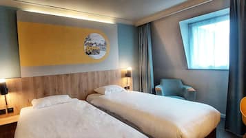 Twin Room | Desk, laptop workspace, blackout drapes, free WiFi