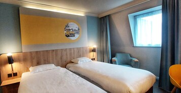 Habitación con 2 camas individuales | Escritorio, espacio para trabajar con un portátil, cortinas opacas