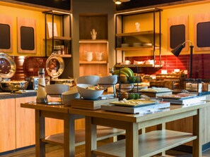 Breakfast, lunch, dinner served; international cuisine  - B&B HOTEL Inverness (Inverness)