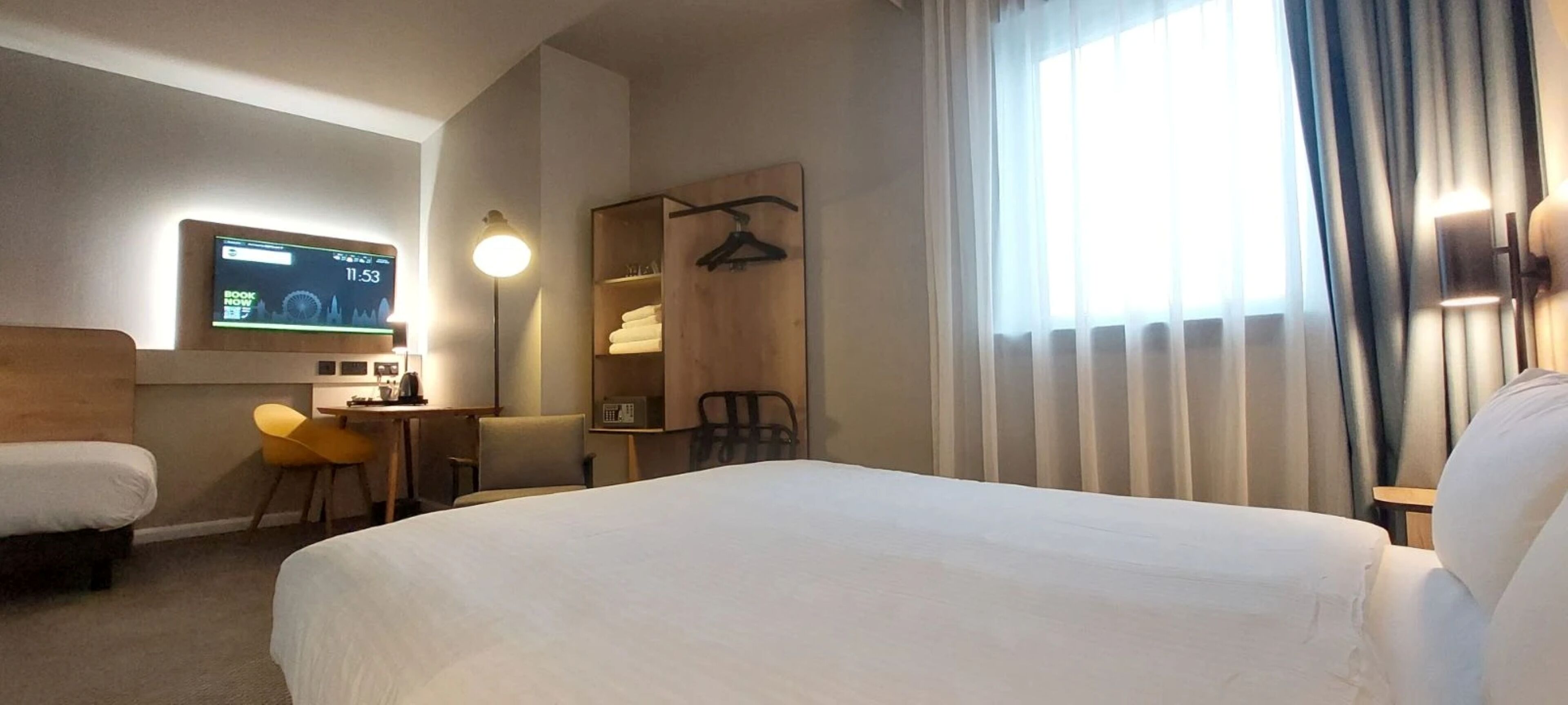 Trippelrum | Skrivbord, arbetsyta för laptop, mörkläggningsgardiner och gratis wi-fi