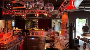 住宿內酒吧