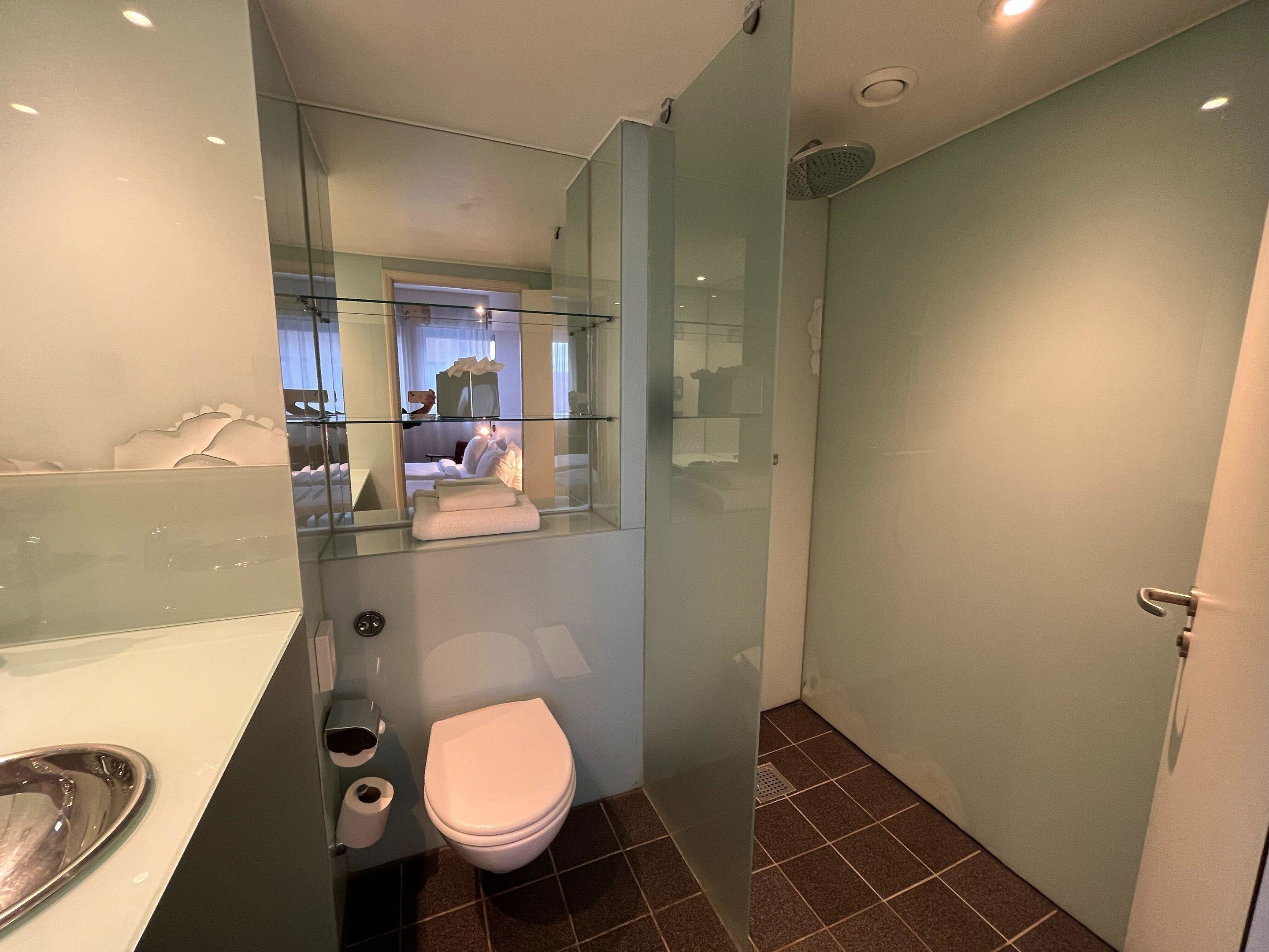 Dusche, Regendusche, Haartrockner, Handtücher