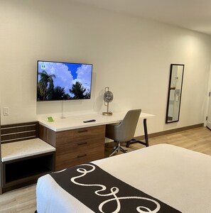 Premium bedding, desk, laptop workspace, blackout drapes - La Quinta Inn & Suites by Wyndham Port Arthur (Port Arthur)