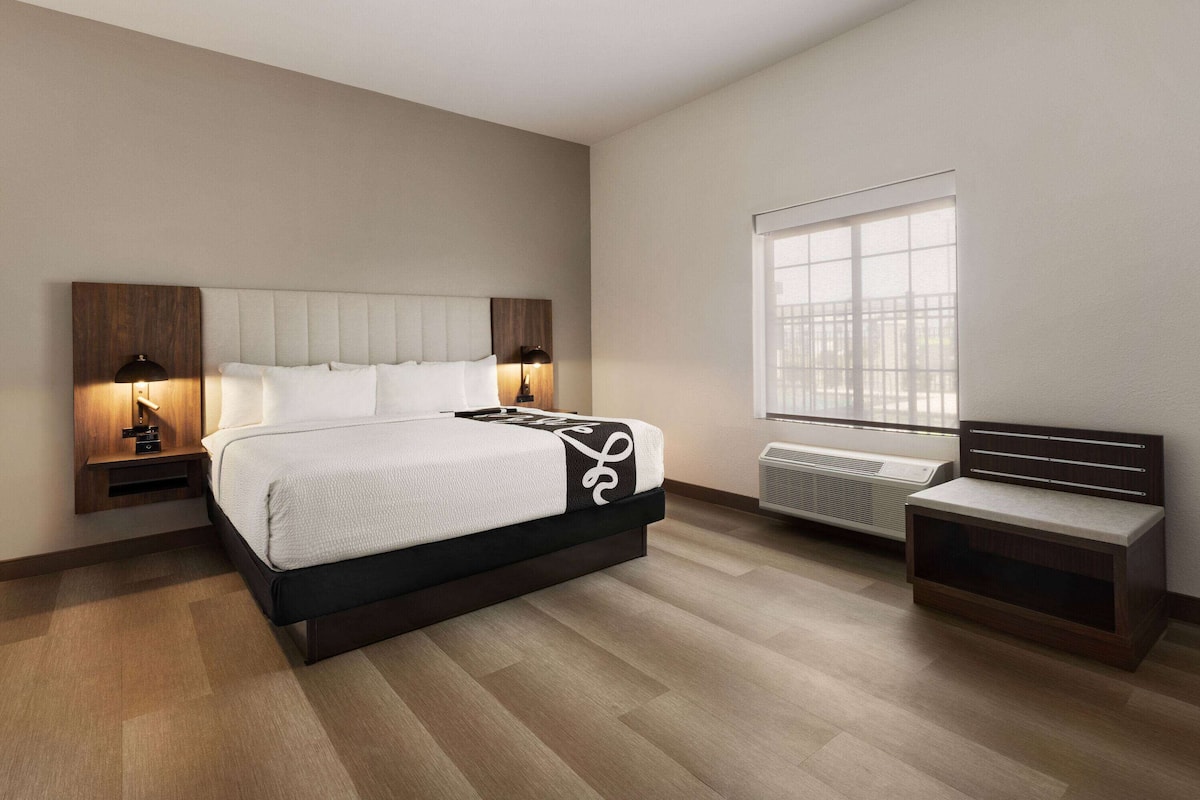 Suite, 1 King Bed, Accessible (Mobility,Hearing,Tub w/Grab Bars) | Premium bedding, desk, laptop workspace, blackout drapes