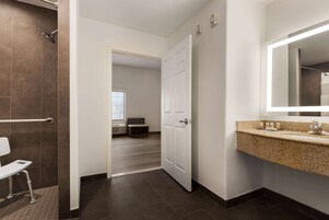 Quarto, 1 cama King, acessível (Mobility,Hearing,Tub w/Grab Bars) | Banheiro acessível
