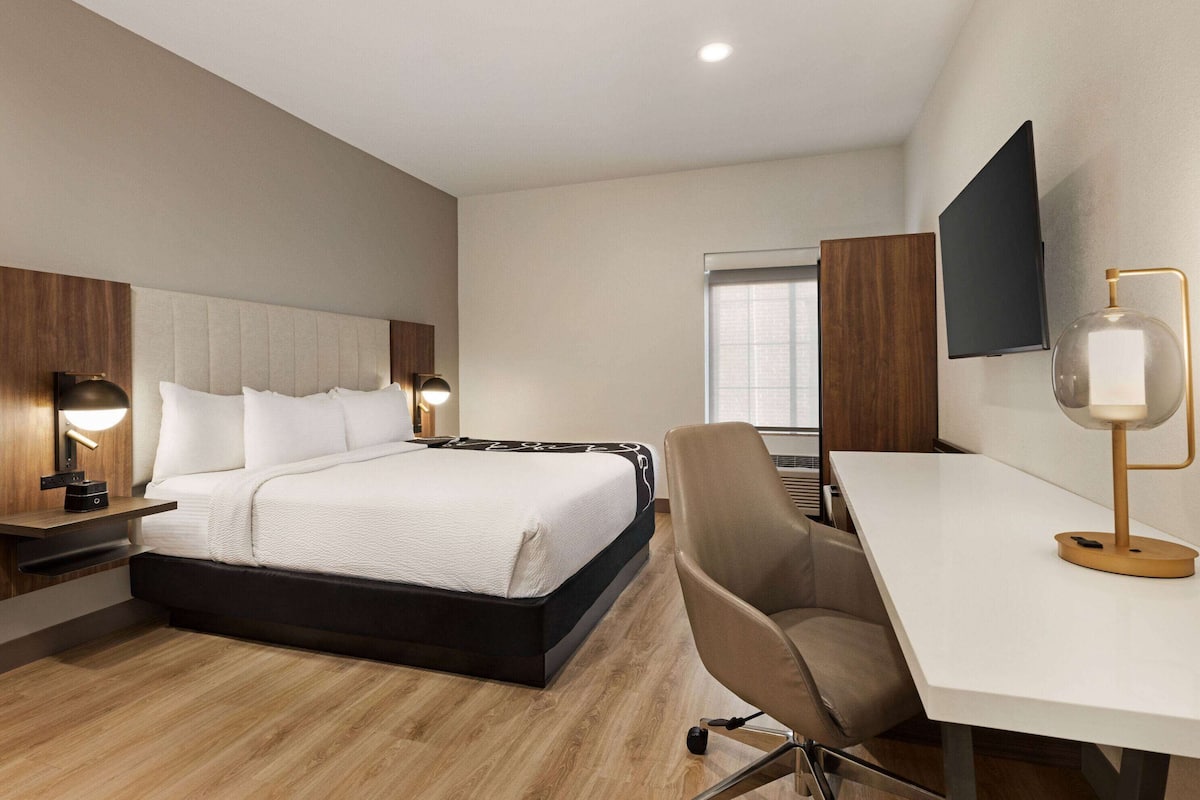 Room, 1 King Bed | Premium bedding, desk, laptop workspace, blackout drapes