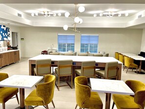Free continental breakfast - La Quinta Inn & Suites by Wyndham Port Arthur (Port Arthur)