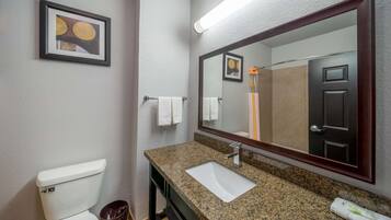 Deluxe Room, 1 King Bed, Non Smoking | Bathroom | Combined shower/tub, free toiletries, hair dryer, towels