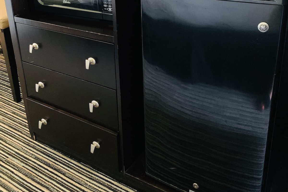 fridge, microwave, coffee/tea maker