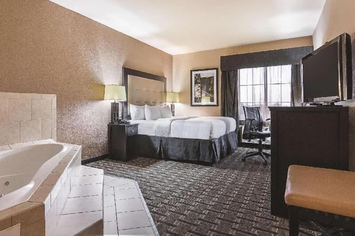 Ropa de cama de alta calidad, camas con pillow-top y escritorio