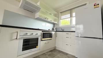 2 Bedroom Apartment | Privát konyha | Hűtőszekrény, mikrohullámú sütő, főzőlap és kávé-/teafőző