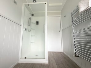 1 Bedroom Family Apartment | バスルーム | シャワー、バスアメニティ (無料)、ヘアドライヤー、タオル
