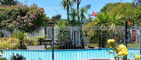 Una piscina al aire libre