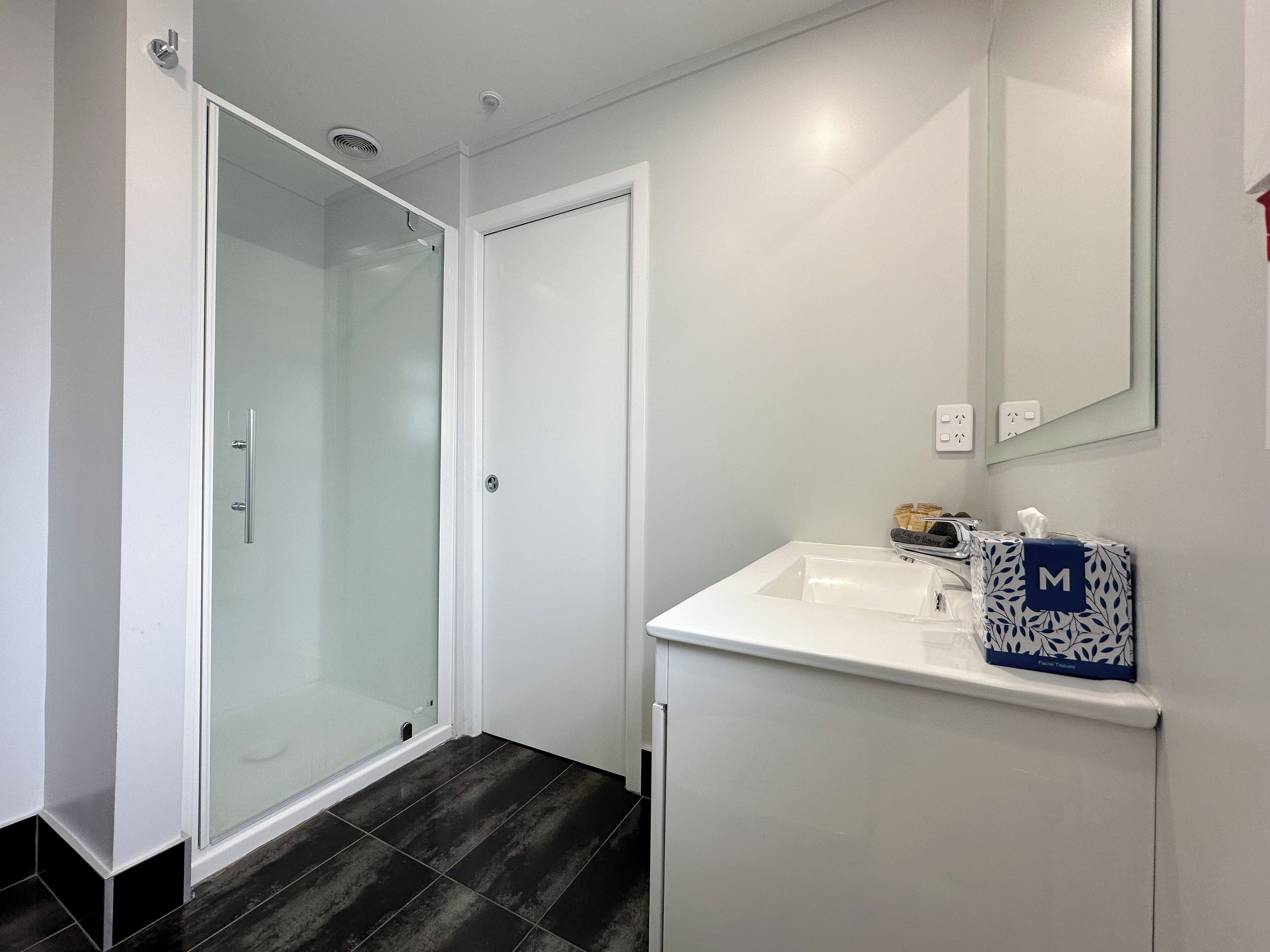 Deluxe Studio | Bathroom