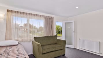 Escritorio, tabla de planchar con plancha, cunas y wifi gratis