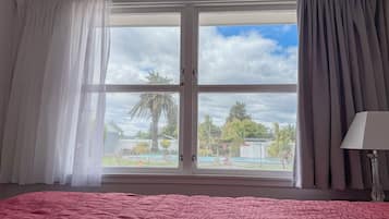 Pool View 2 Bedroom Apartment | 1 phòng ngủ, bàn, bàn ủi/dụng cụ ủi quần áo