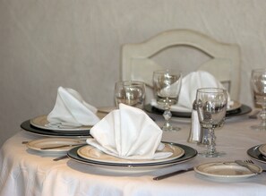 供应早餐、午餐和晚餐，国际美食