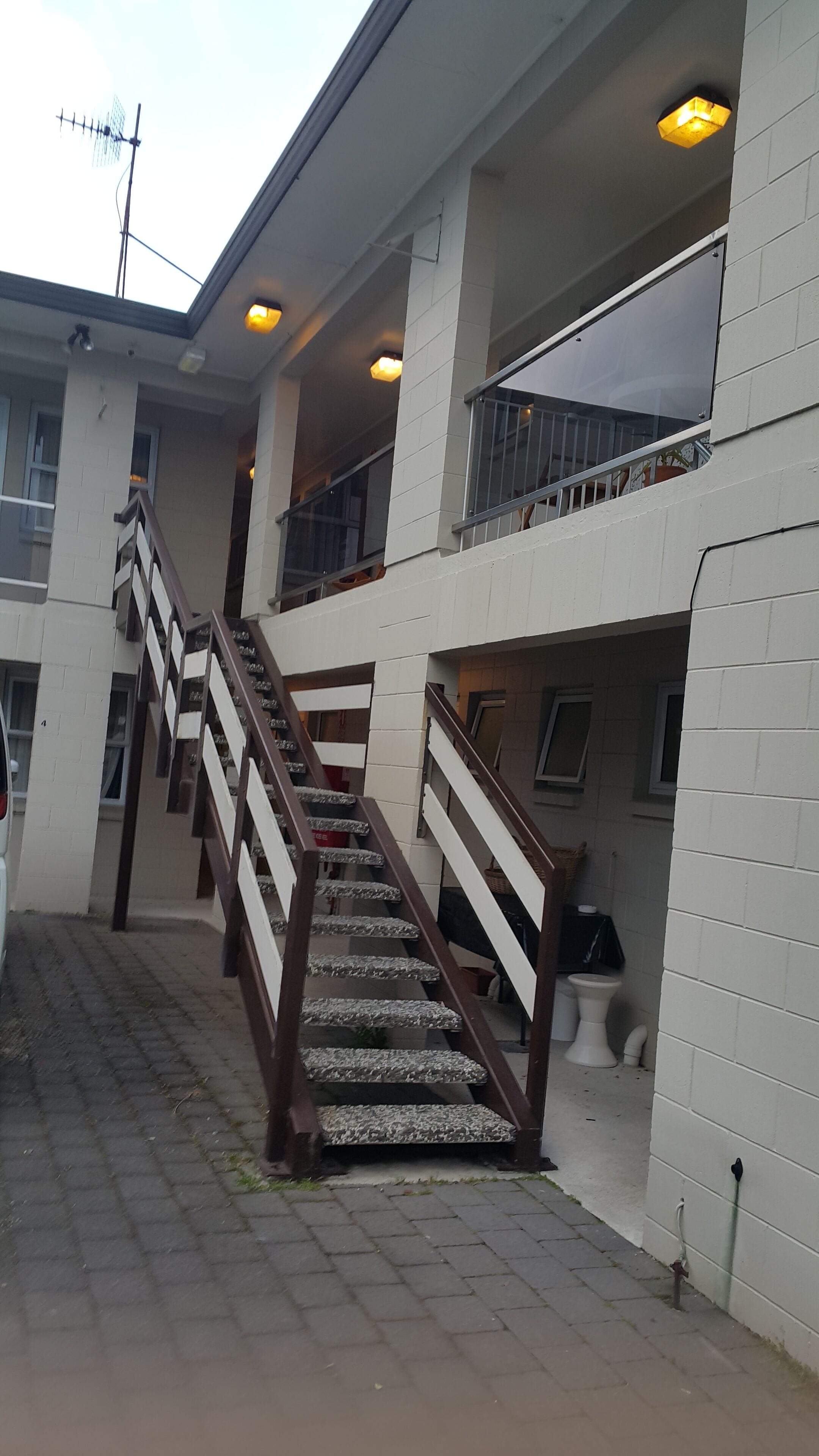 Un edificio de varios niveles con una escalera que conduce a los pisos superiores.