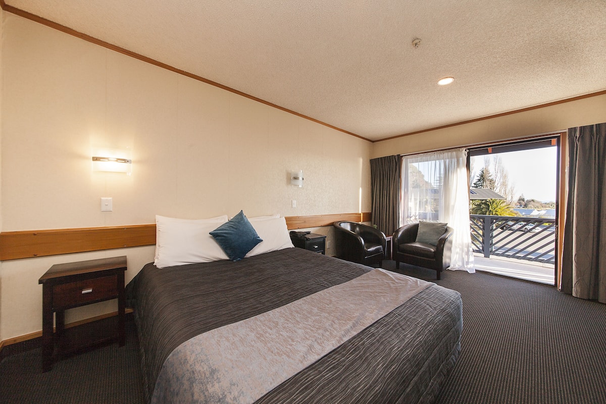 Superior Studio, Jetted Tub | Desk, iron/ironing board, free WiFi, bed sheets