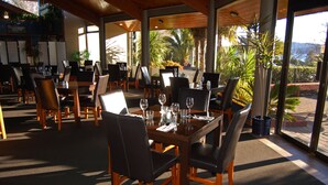 Un restaurante con un amplio comedor, varias mesas y sillas.