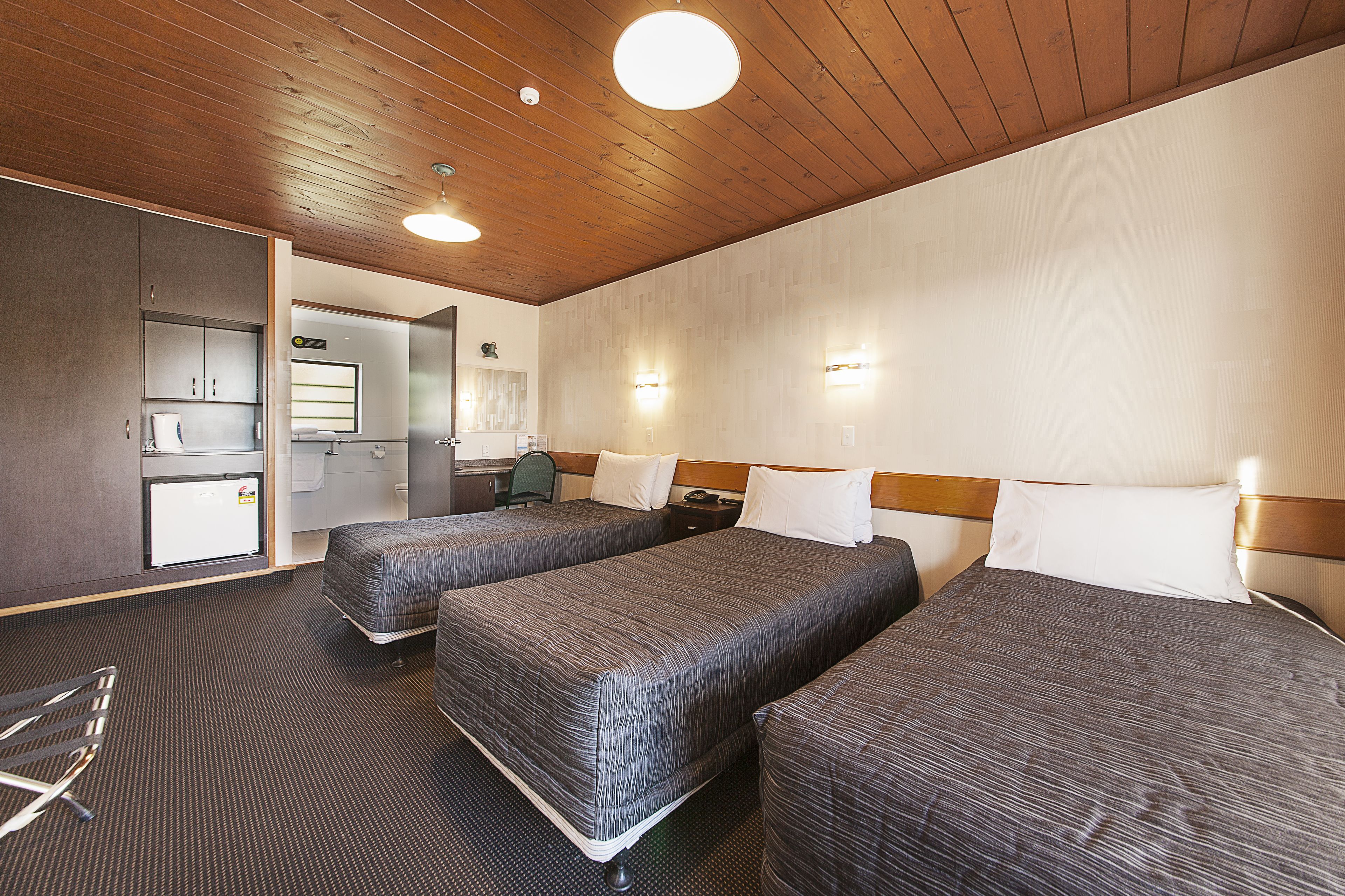 Triple Room, 3 Twin Beds | Desk, iron/ironing board, free WiFi, bed sheets