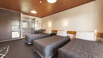 Triple Room, 3 Twin Beds | Desk, iron/ironing board, free WiFi, bed sheets