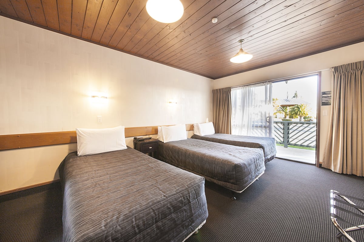 Triple Room, 3 Single Beds | Desk, iron/ironing board, free WiFi, bed sheets
