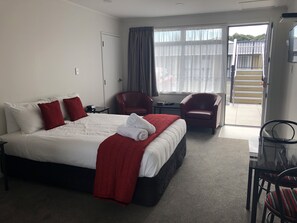 Deluxe Studio, Non Smoking, Kitchenette | Desk, blackout drapes, soundproofing, iron/ironing board