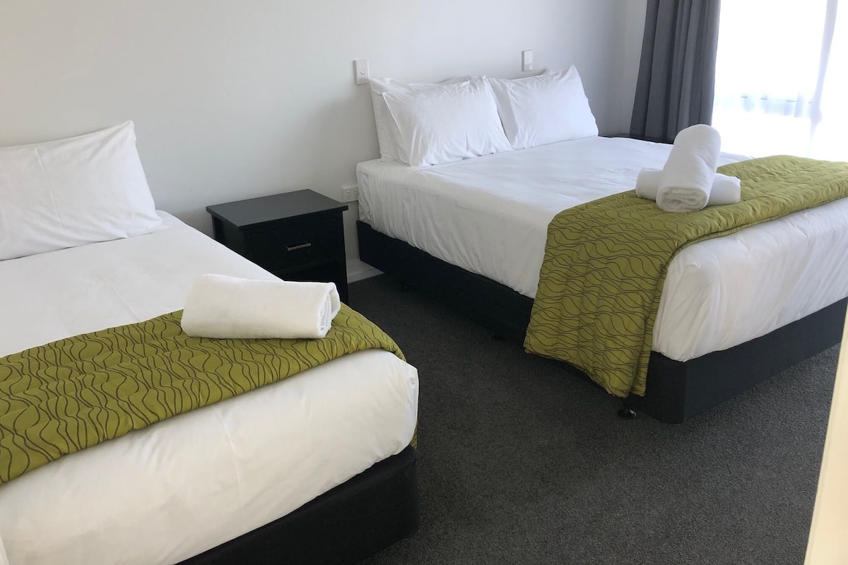 Suite Standard, 2 camere da letto, non fumatori, bagno condiviso (Unit) | Una scrivania, tende oscuranti, insonorizzazione, ferro/asse da stiro